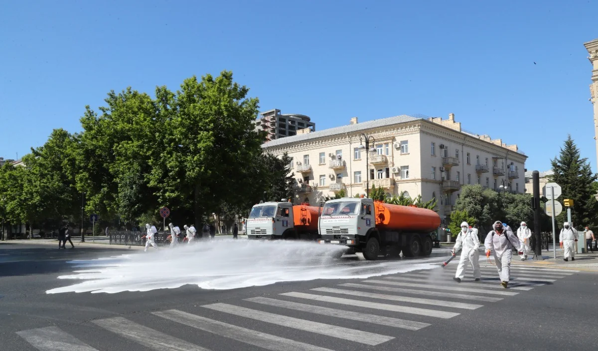 На главных улицах Баку проводится усиленная дезинфекция