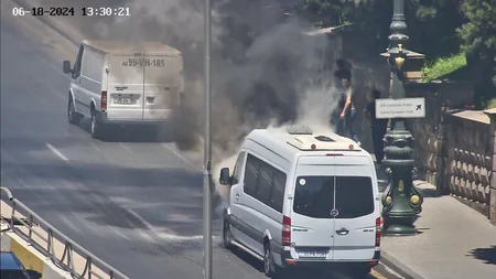 Bakıda hotelin qarşısında mikroavtobus yanıb, yolda sıxlıq yaranıb