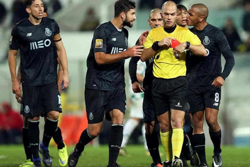 Portuqaliyada hakim təsadüfən onunla toqquşan futbolçunu meydandan qovub - VİDEO