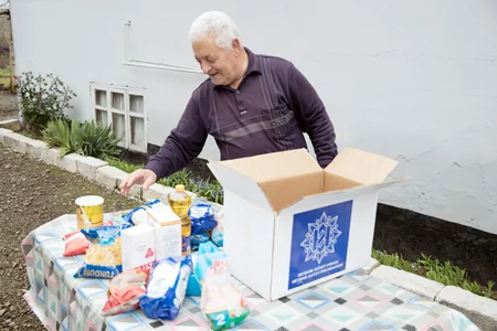 Heydər Əliyev Fondu aztəminatlı ailələrə Novruz sovqatları paylayır