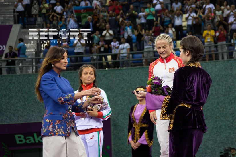​Azərbaycanın birinci xanımı Mariya Stadnikə qızıl medalı təqdim edib