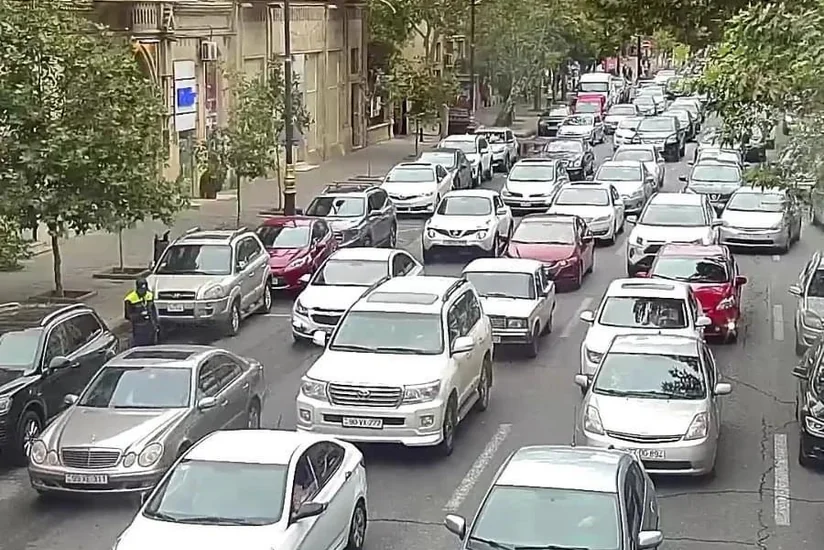 Bakının bir sıra yollarında tıxac yaranıb - SİYAHI