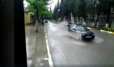 Zaqatalaya yağan güclü dolu və leysan nəqliyyatın hərəkətini çətinləşdirib