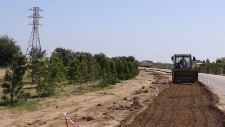 Bakının Pirallahı rayonunun mərkəzi yolunda tikinti işləri aparılır