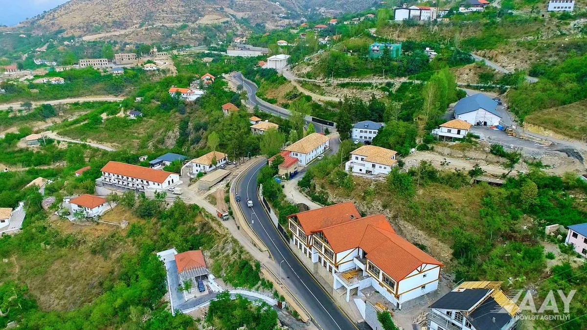 Laçında şəhərdaxili yollar sürətlə bərpa edilir