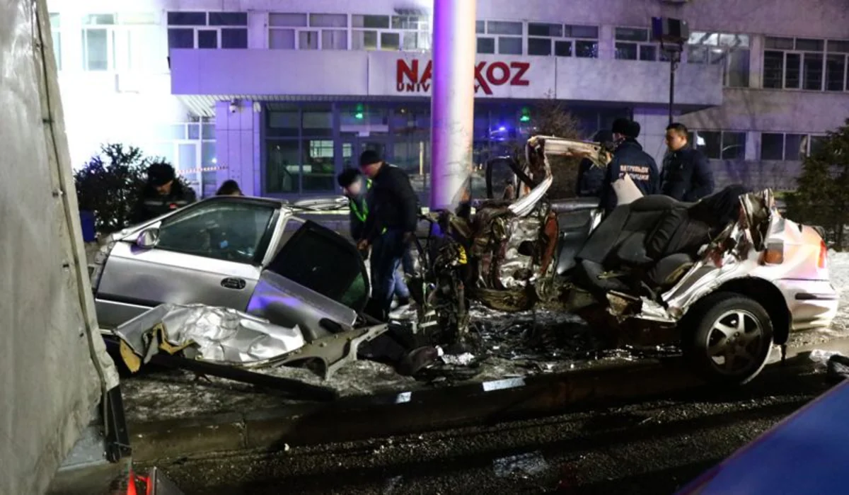 В Алматы автомобиль разорвало пополам в смертельном ДТП