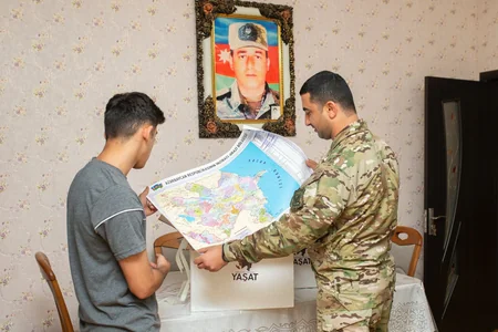 “YAŞAT” Fondu şəhidlərimizin məktəbli övladlarına hədiyyə qutuları çatdırıb