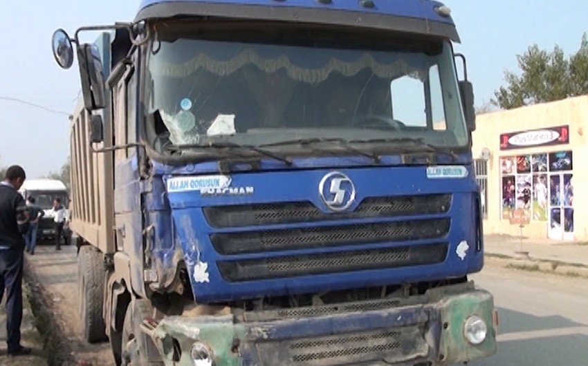 Bərdədə mikroavtobusla yük maşını toqquşub, xəsarət alan var - FOTO