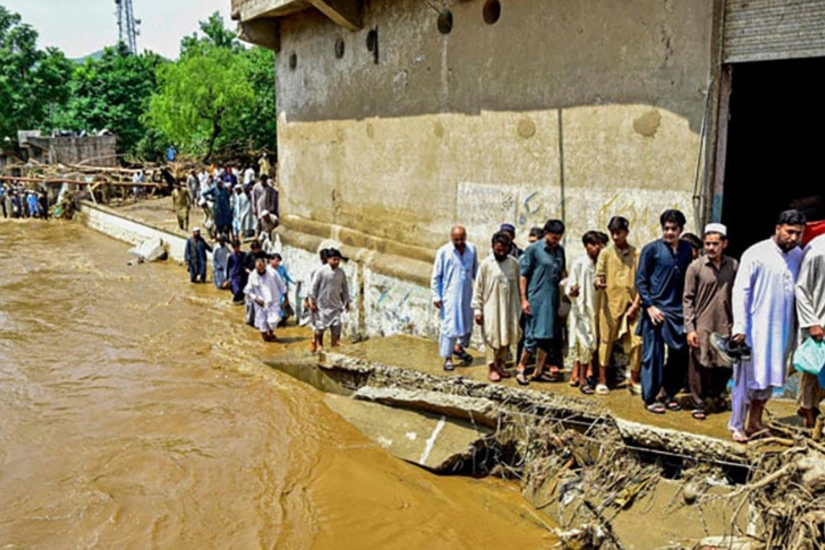 Death toll from northern Pakistan monsoon floods hits 400