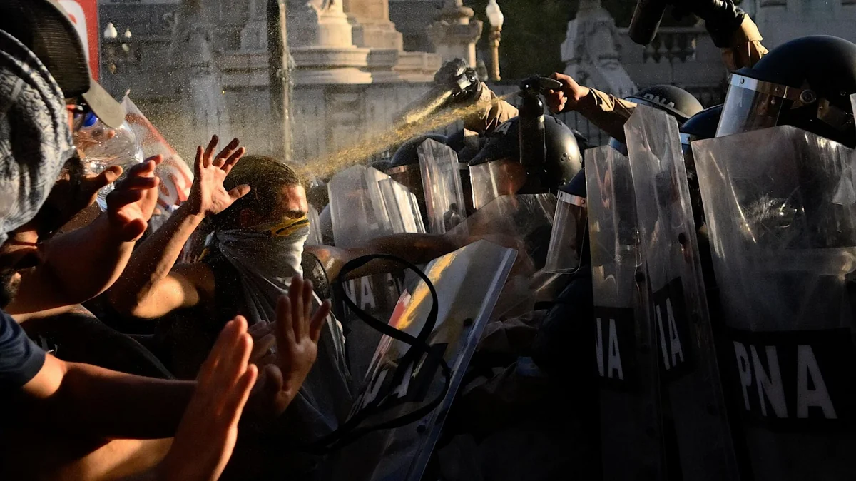 Police use tear gas against protesters in Argentina