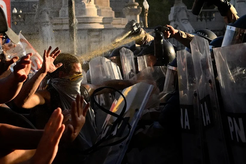 Police use tear gas against protesters in Argentina