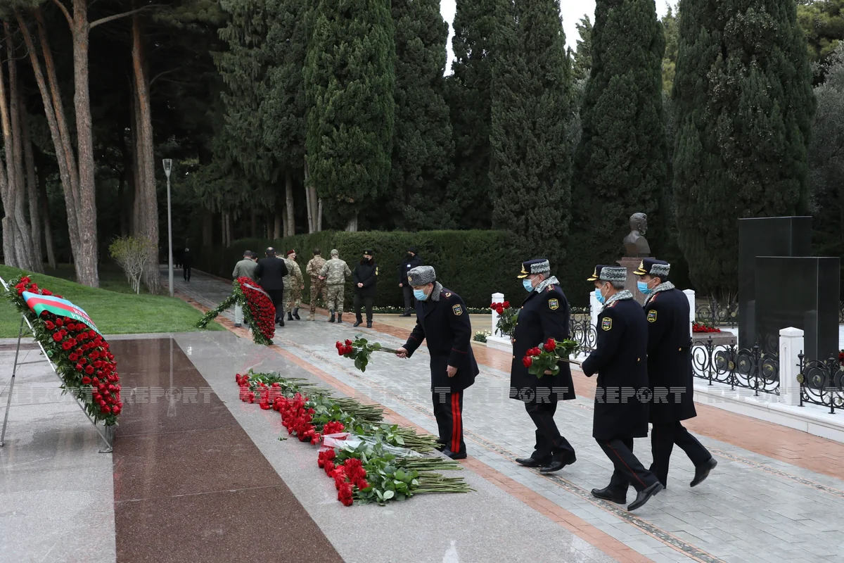 Əllərdə gül, dillərdə dua - xalq ulu öndərin xatirəsini yad edir