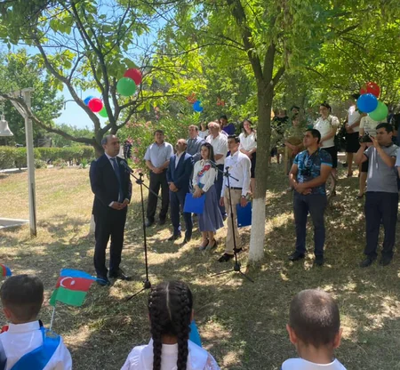 Təhsil naziri müharibədə zərər çəkən məktəbin Son zəng tədbirində iştirak edir