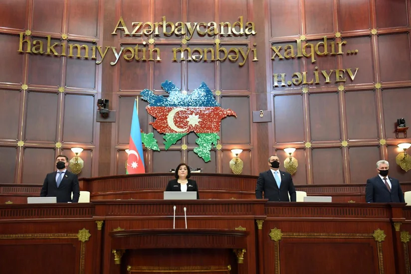 Deputatlar şəhidlərin xatirəsini 1 dəqiqəlik sükutla yad ediblər