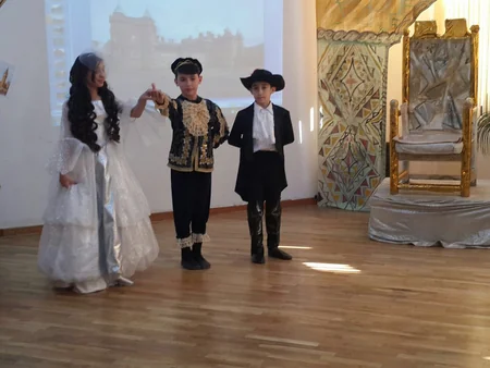 Bakı məktəbliləri Şekspirin Kral Lir əsərini ingilis dilində səhnələşdirib - FOTO