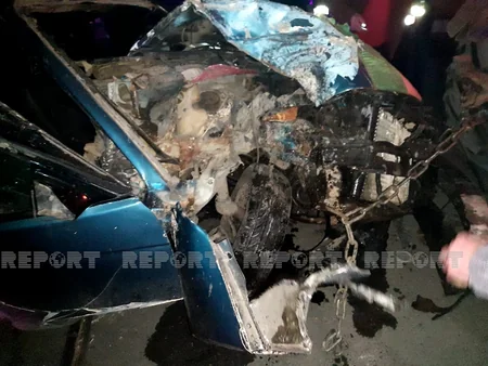 Qaxda avtomobil işıq dirəklərinə çırpılıb, xəsarət alanlar var