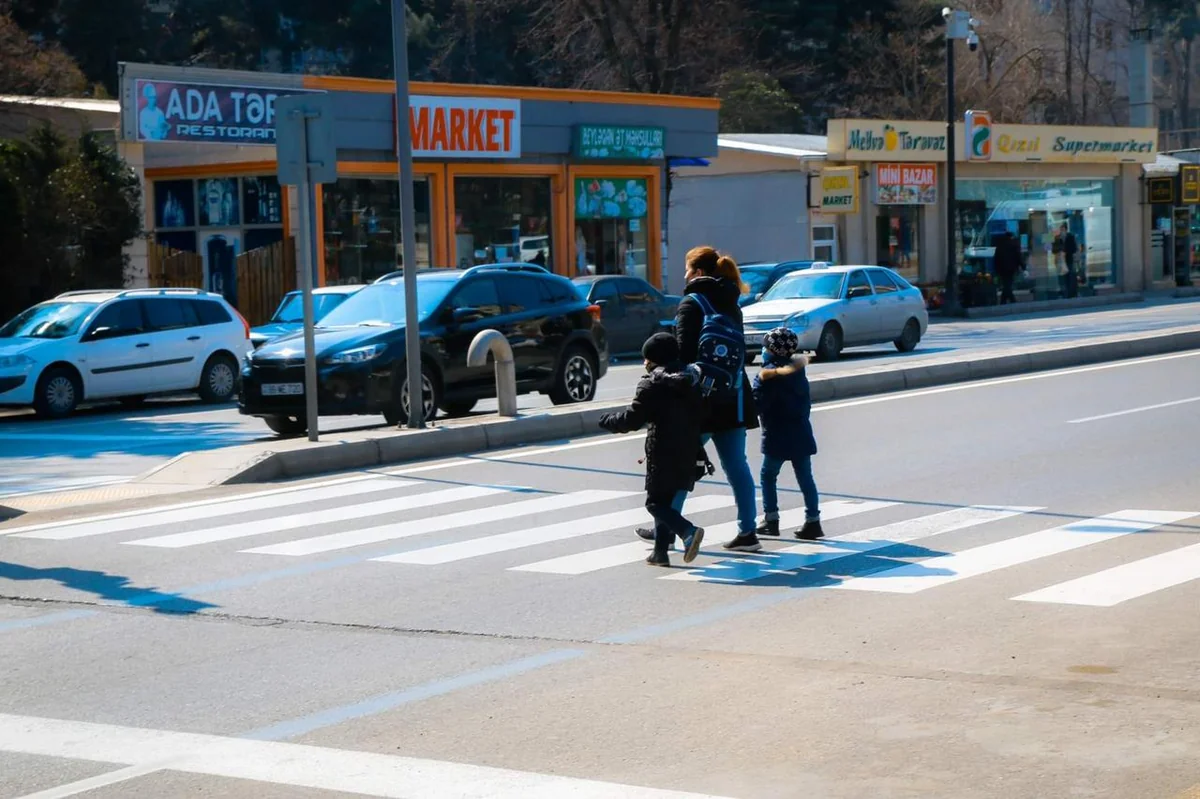 Bakıda yeni nizamlanan eyni səviyyəli piyada keçidi təşkil edilib