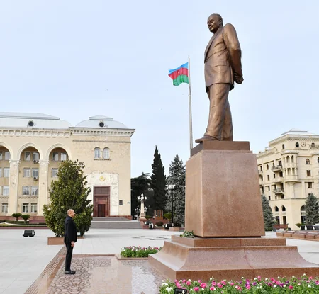 Prezident İlham Əliyev Gəncədə ümummilli lider Heydər Əliyevin abidəsini ziyarət edib