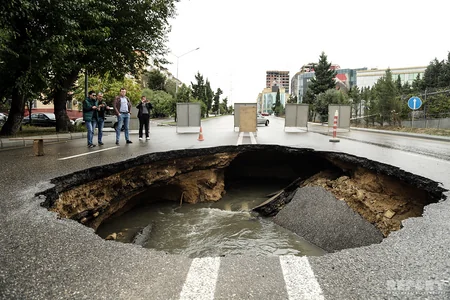 Bakıda kanalizasiya xətti partladı, “Azəravtoyol”un çəkdiyi yol çökdü - FOTO
