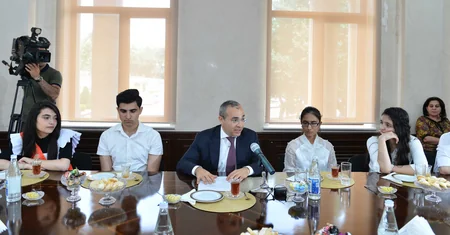Təhsil naziri təhsildə fərqlənən məzunlarla görüşüb