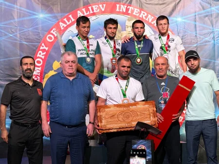 Azərbaycan güləşçiləri xatirə turnirində 5 medal qazanıblar