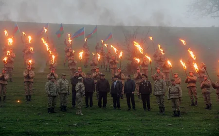 Hərbi qulluqçular məşəllərlə Qanlı dərəyə yürüş ediblər
