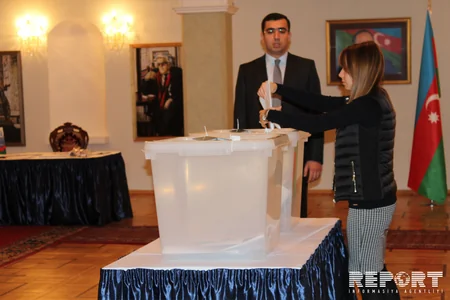 Azərbaycanın Rusiyadakı səfirliyində referendumla bağlı səsvermə keçirilir - FOTO