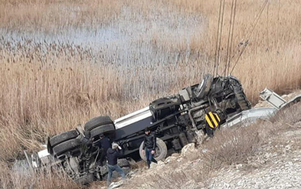 Şəmkirdə avtomobil aşıb, ölən və xəsarət alanlar var