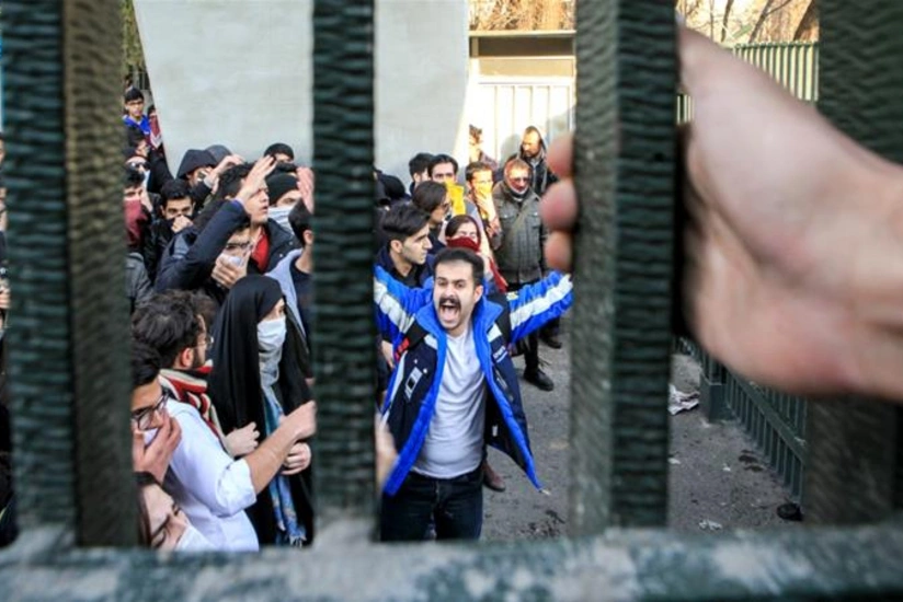 Etirazçılar Xameneinin bannerini tapdaladı - İRANDA SON DURUM