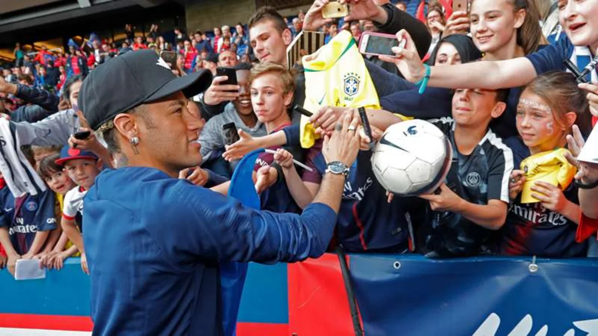 Neymar PSJ-də azarkeşlərlə rəftarına görə əlavə pul alır