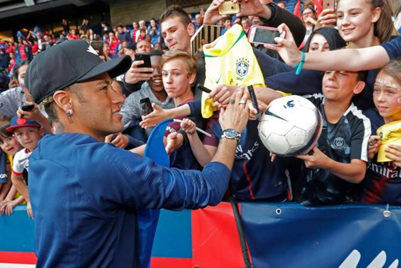 Neymar PSJ-də azarkeşlərlə rəftarına görə əlavə pul alır