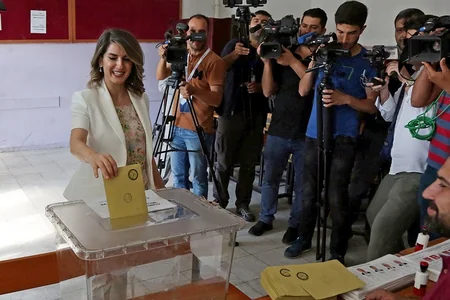 Türkiyədə müxalifətdən olan namizədlər seçkilərdə səs veriblər