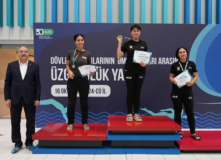 Dövlət qurumlarının əməkdaşları arasında üzgüçülük yarışı keçirilib