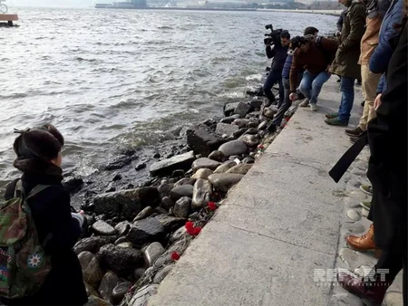 Bakıda “Günəşli” yatağında həlak olan və itkin düşən neftçilərin xatirəsi anılır - FOTOREPORTAJ