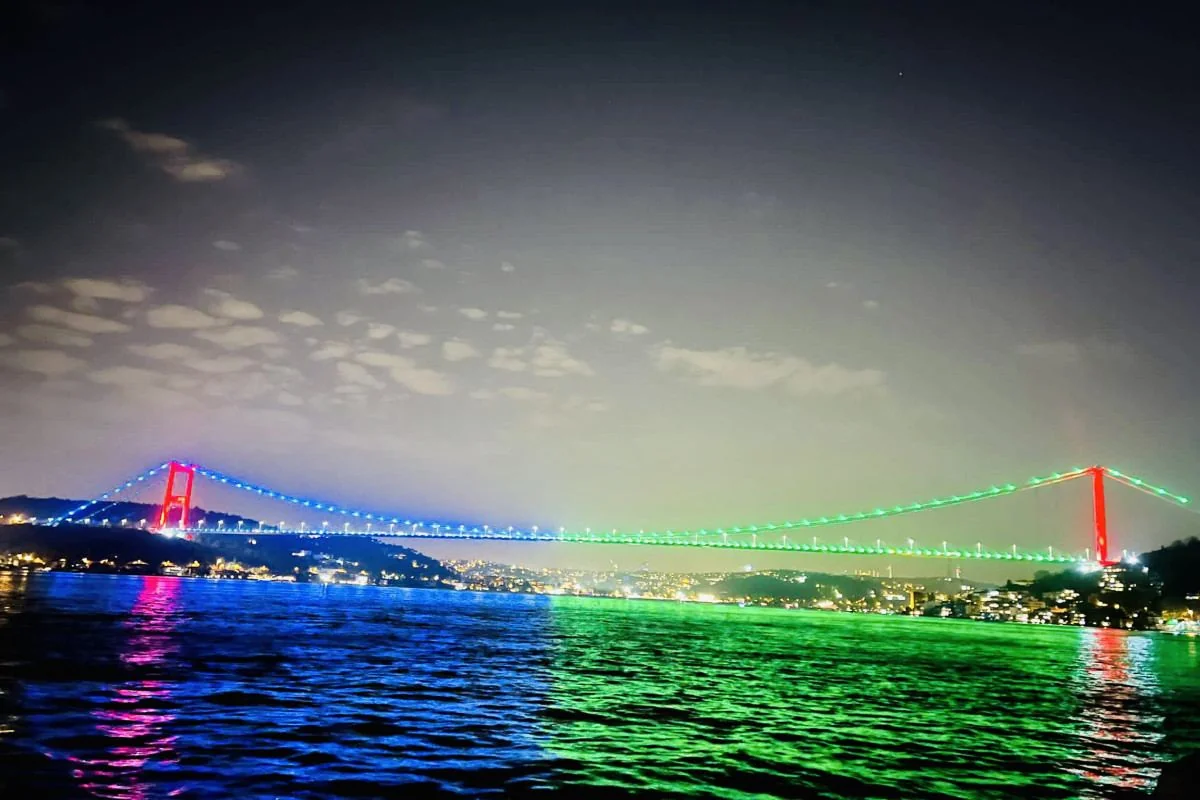 İstanbulun körpüləri Azərbaycan bayrağının rəngləri ilə işıqlandırılır