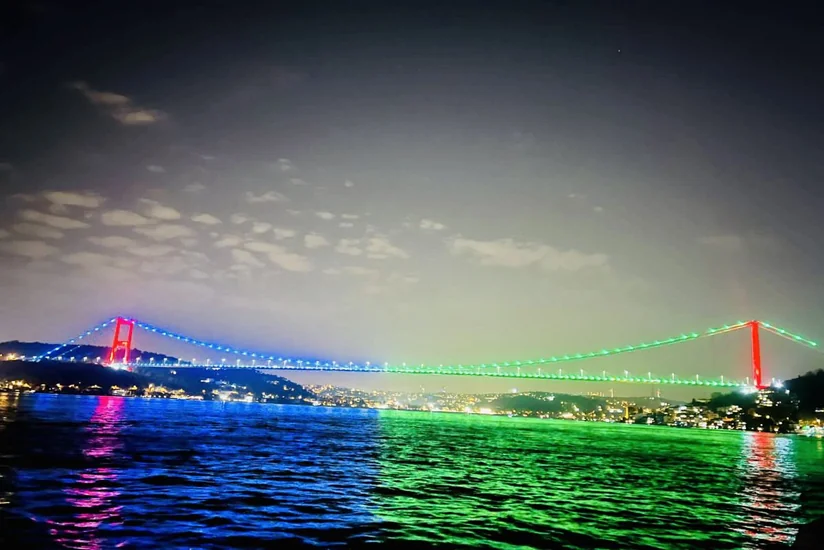 İstanbulun körpüləri Azərbaycan bayrağının rəngləri ilə işıqlandırılır