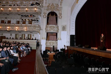 Студенты Бакинской высшей школы нефти исполнили оперетту Не та, так эта - ВИДЕО