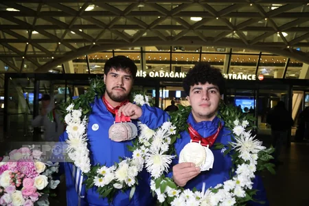 Avropa birinciliyində uğurla çıxış etmiş Azərbaycan ağırlıqqaldıranları Vətənə qayıdıblar