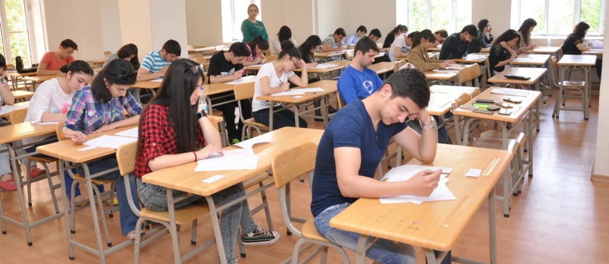 Bu gün Azərbaycanda orta məktəblərin əvvəlki illərinin məzunları üçün qəbul imtahanı keçirilir