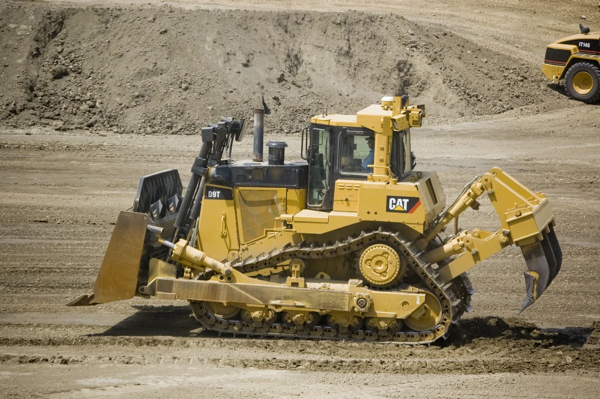 Azərbaycanda dövlətə məxsus buldozer hərracda satılıb