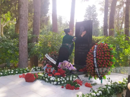 Şövkət Ələkbərovanın məzarı ziyarət olunub