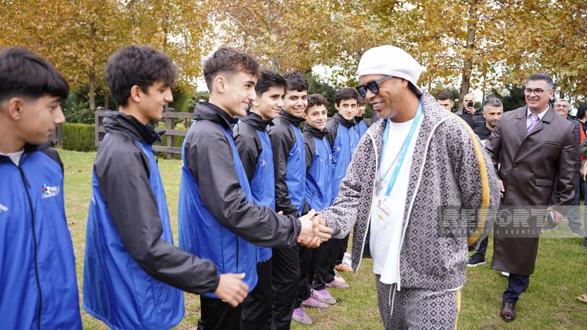 Ronaldinyo Bakıda yeniyetmə futbolçularla görüşüb
