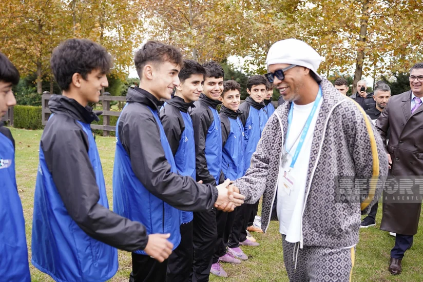 Ronaldinyo Bakıda yeniyetmə futbolçularla görüşüb