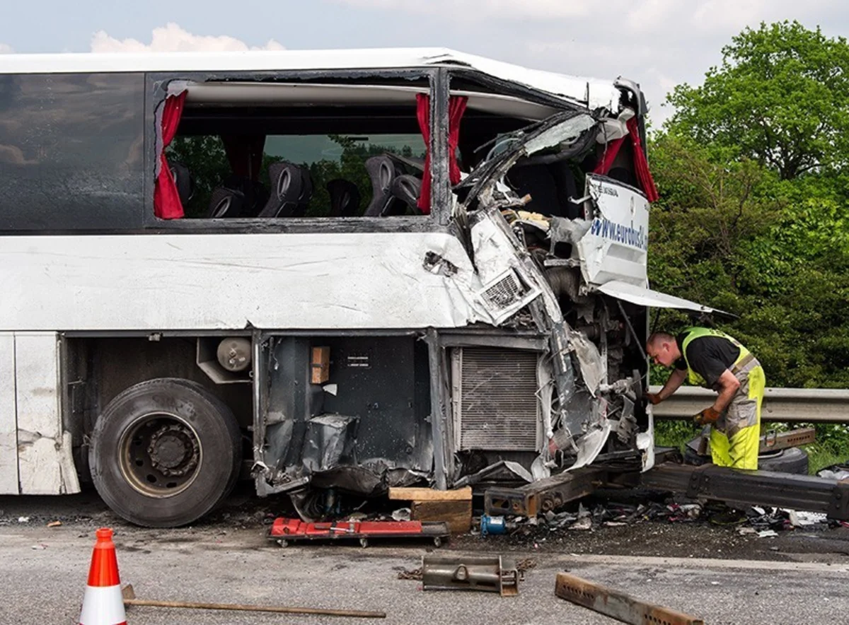 İspaniyada sərnişin avtobusu qəzaya uğrayıb, 5 nəfər ölüb, 27-si xəsarət alıb