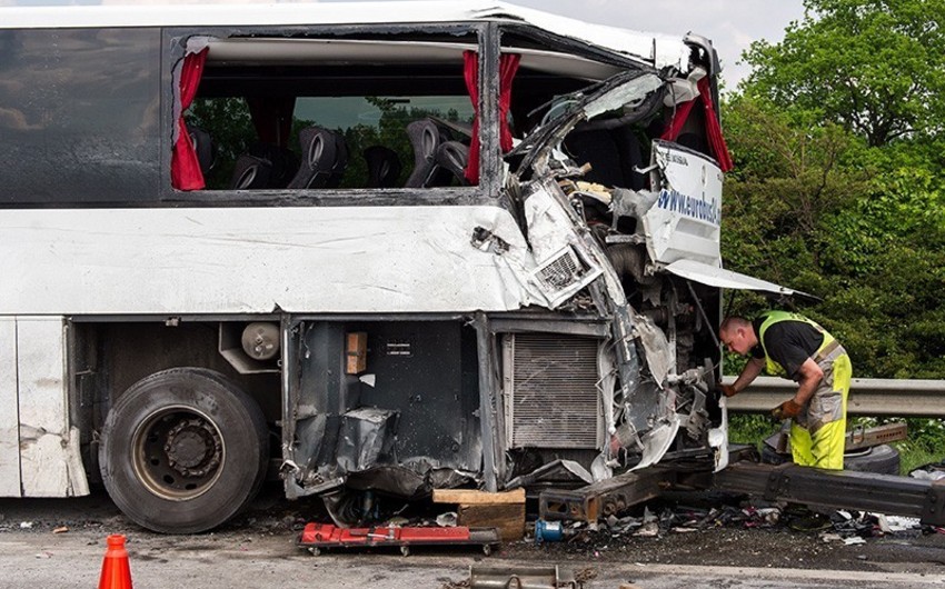 İspaniyada sərnişin avtobusu qəzaya uğrayıb, 5 nəfər ölüb, 27-si xəsarət alıb