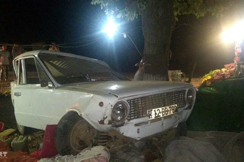 Cəlilabadda avtomobil ağaca çırpılıb, xəsarət alanlar var