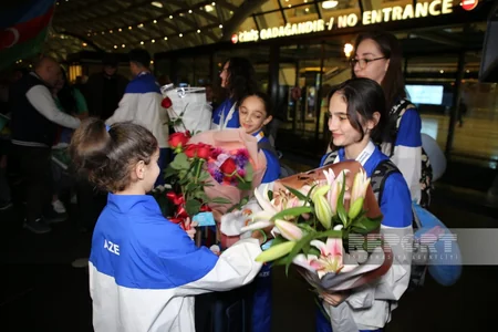 Avropa çempionatında uğurla çıxış etmiş gimnastlar Vətənə qayıdıblar