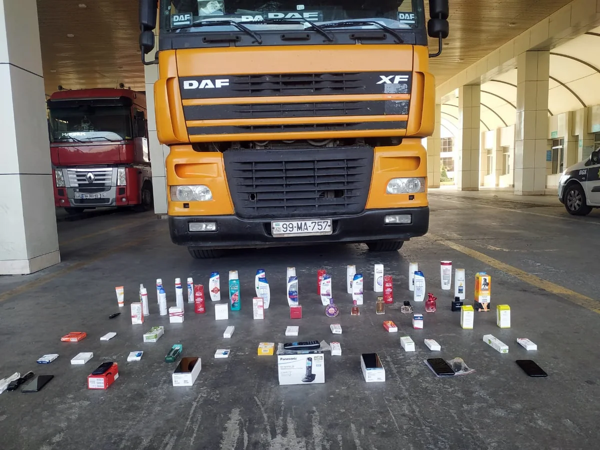 Gömrükçülər dərman, mobil telefon və kosmetik vasitələr müsadirə edib