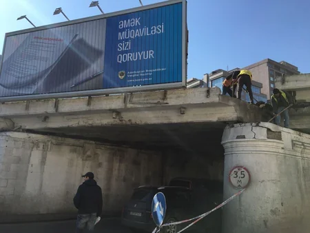 Betonvuran maşının dağıtdığı körpüdə qatarların hərəkəti dayandırılıb