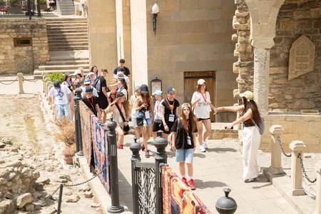 Azərbaycana gətirilən ukraynalı uşaqlar üçün Bakı turu təşkil edilib
